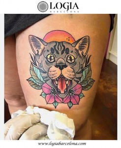 tatuaje-pierna-gato-color-logia-barcelona-larosa               